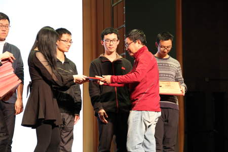 1544506449684018988.jpg 工物系副系主任王忠老师为获奖学生颁发证书并合影留念.jpg